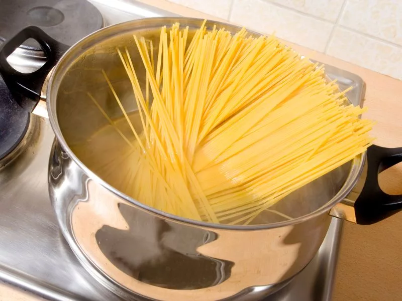 Cooking al dente pasta